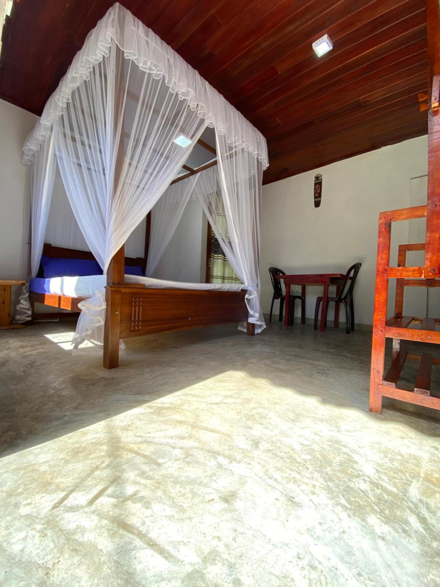 The Breeze Mirissa Bed and Breakfast Buitenkant foto