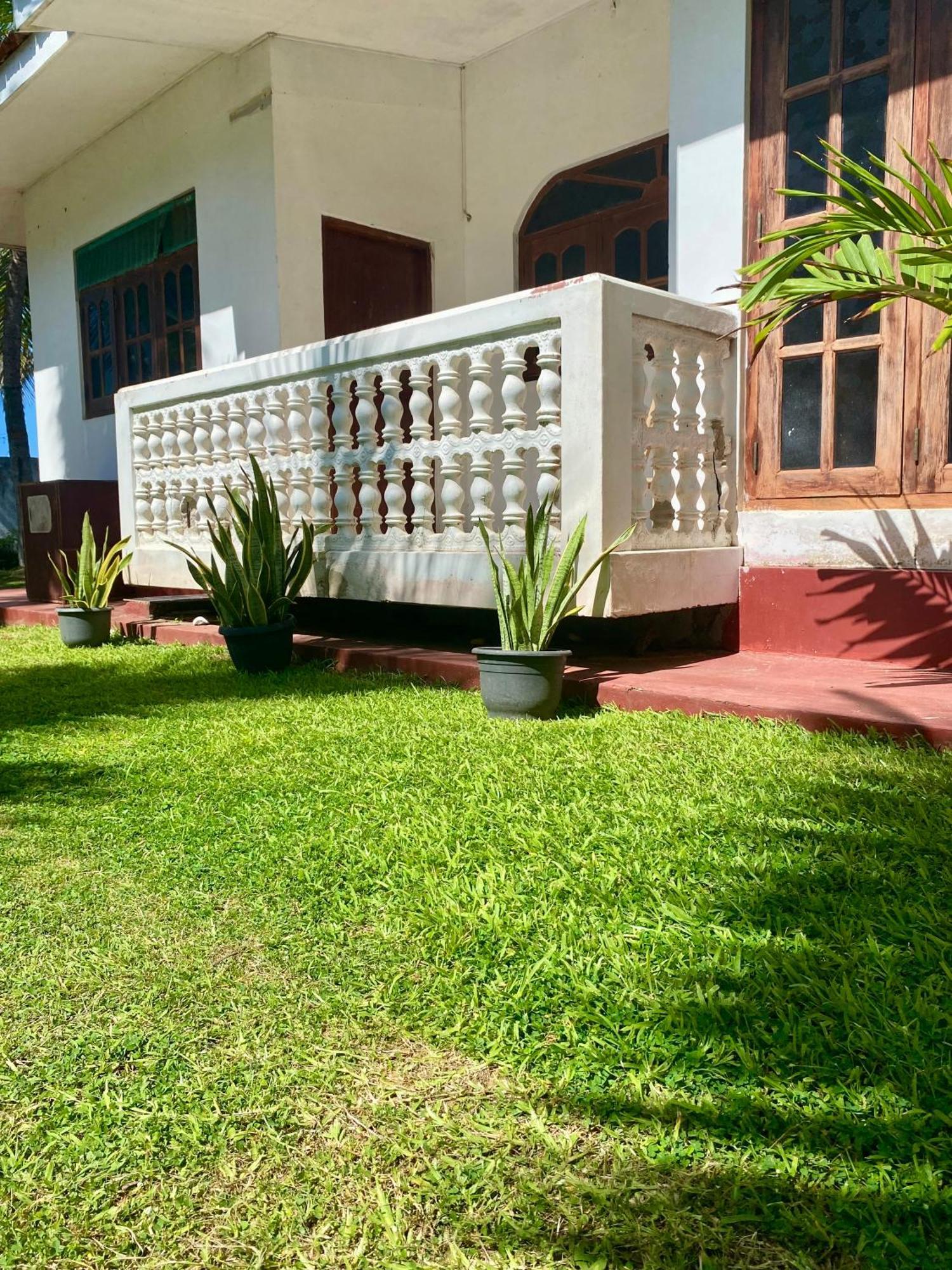 The Breeze Mirissa Bed and Breakfast Buitenkant foto