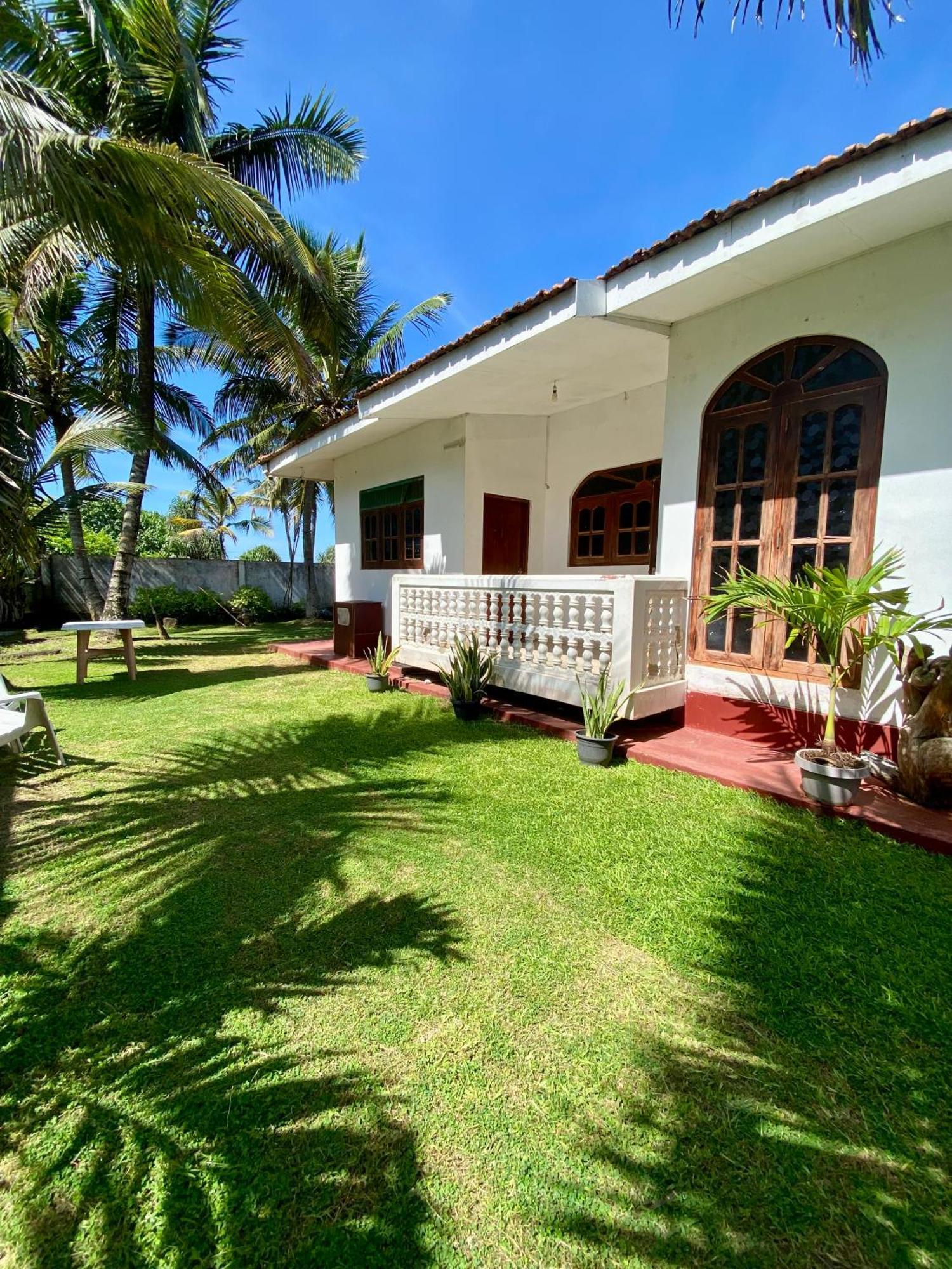 The Breeze Mirissa Bed and Breakfast Buitenkant foto