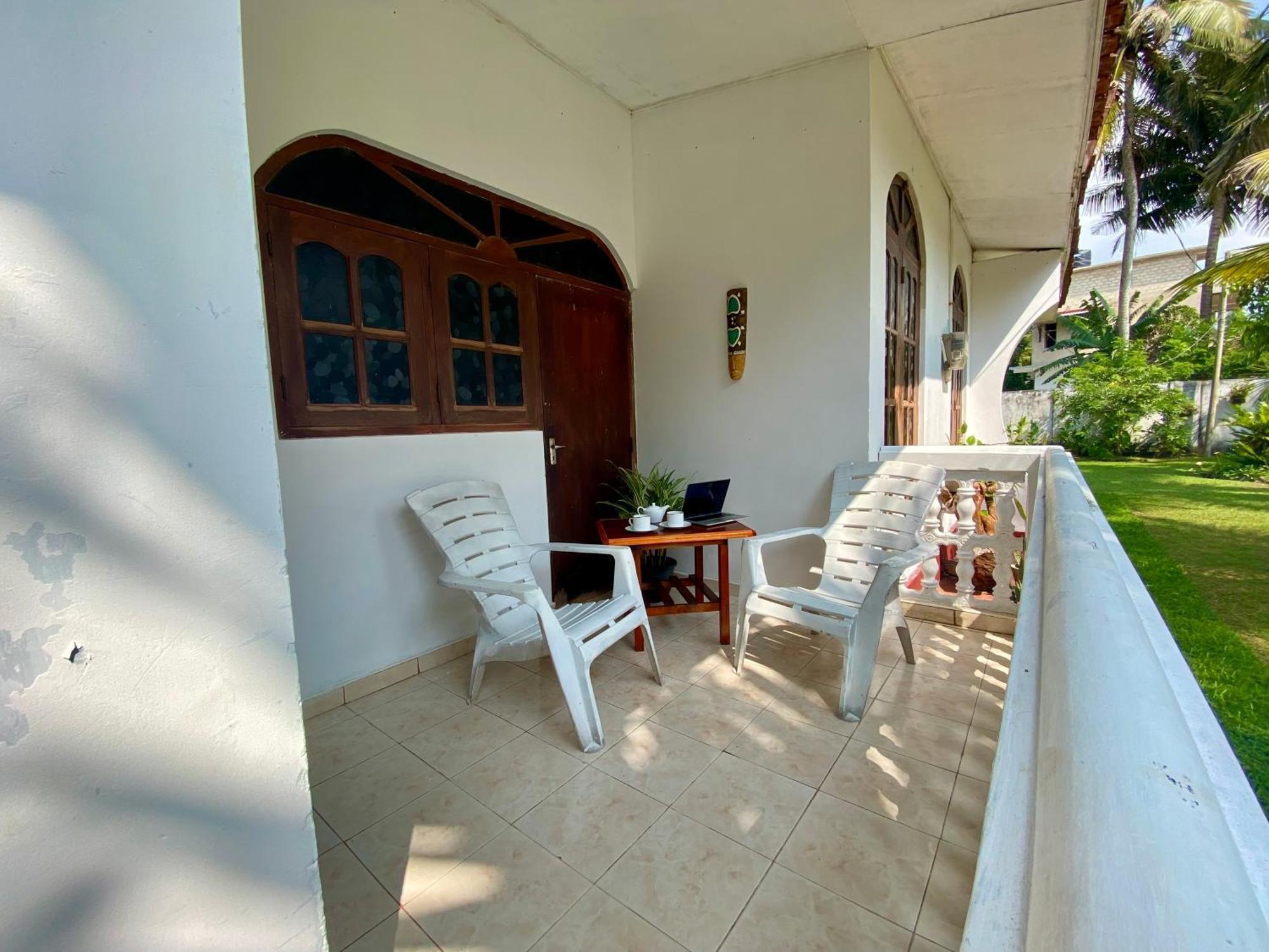 The Breeze Mirissa Bed and Breakfast Buitenkant foto