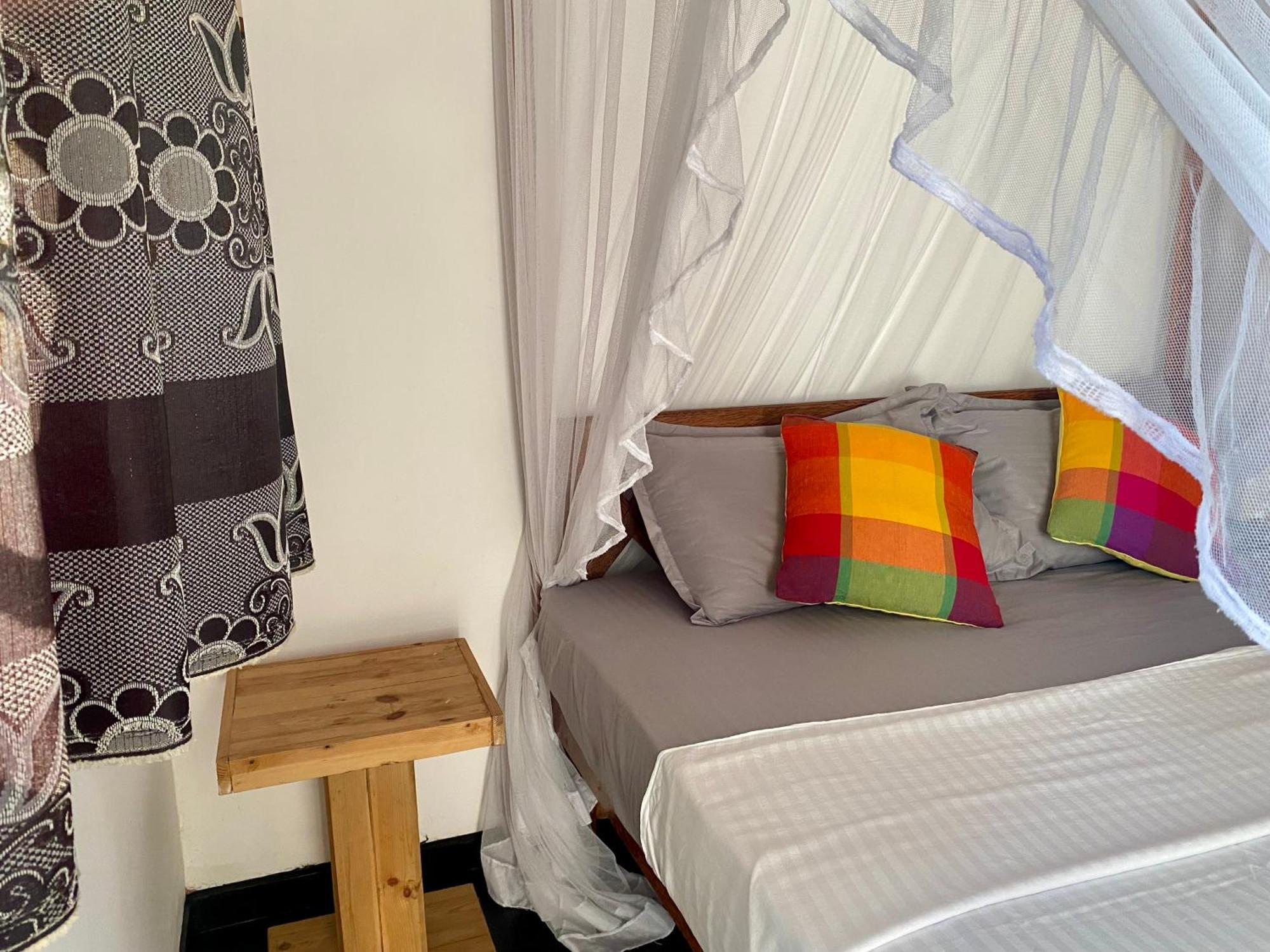 The Breeze Mirissa Bed and Breakfast Buitenkant foto